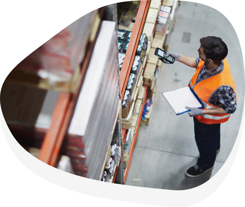 Person kommissioniert einen Auftrag - ein Service, der Teil von Fulfillmentkosten ist