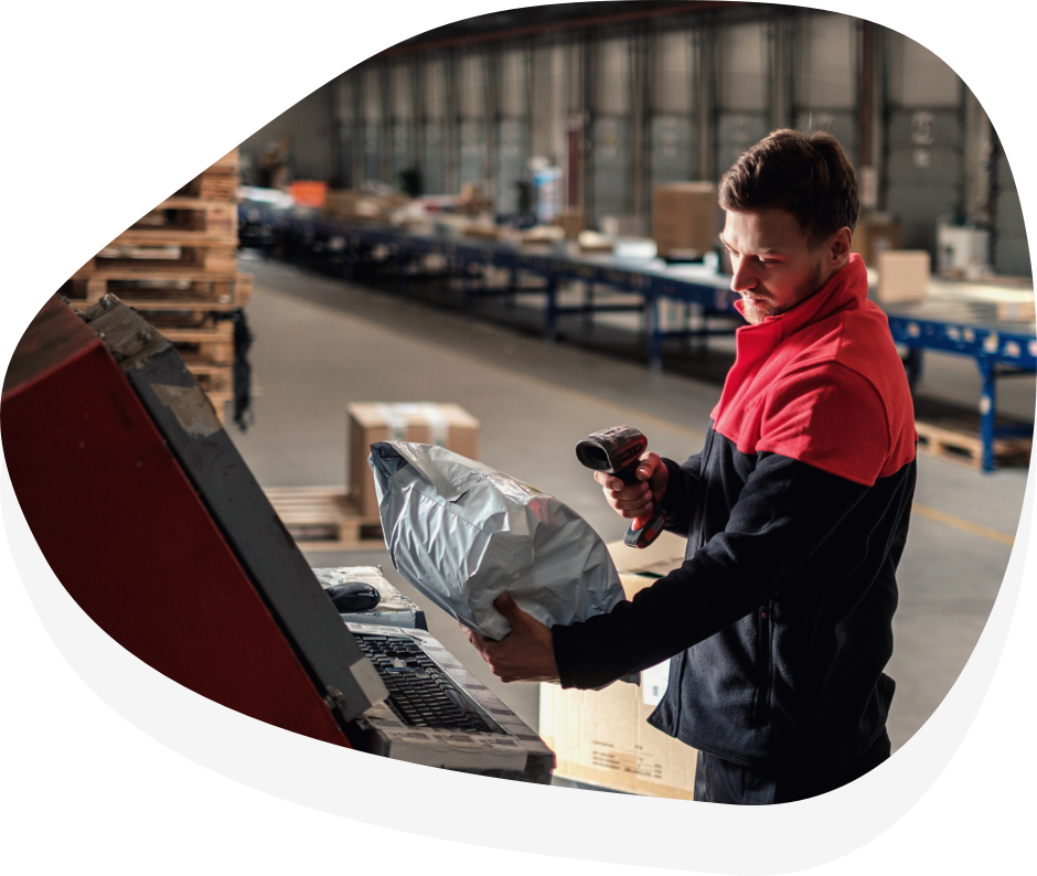 Person scannt Paket für den Versand - ein Service, der Teil der Fulfillmentkosten ist